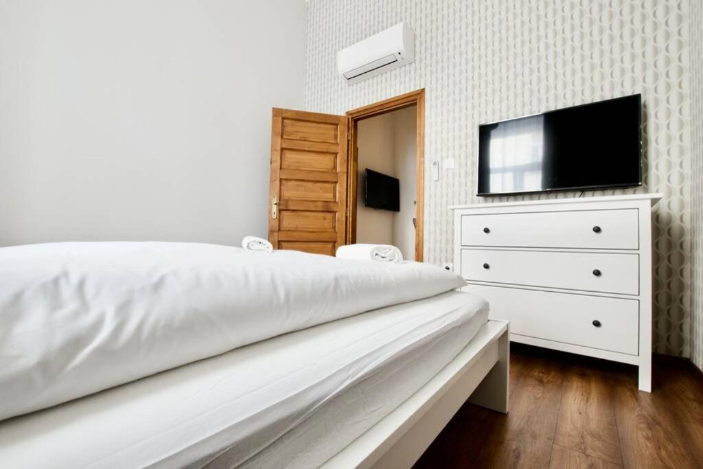 בודפשט Premium Apartment By Hi5 - Central 3 Bedroom מראה חיצוני תמונה